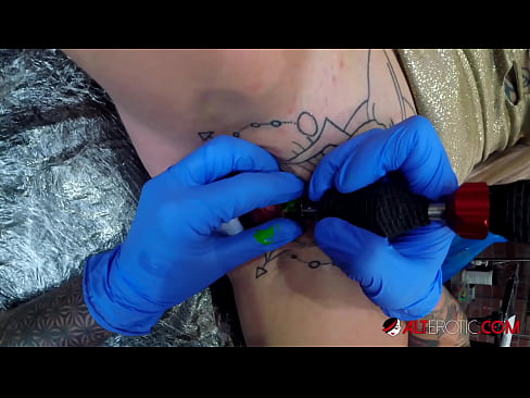 ❤️ Ekstreme tatuita varmulo Sully Savage ricevis tatuon sur sia klitoro ❤❌ Malmola porno ĉe eo.xywewl.top